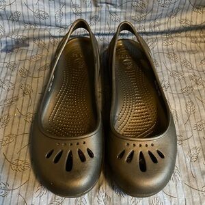 Crocs Thea slingback flats in black. Size 8